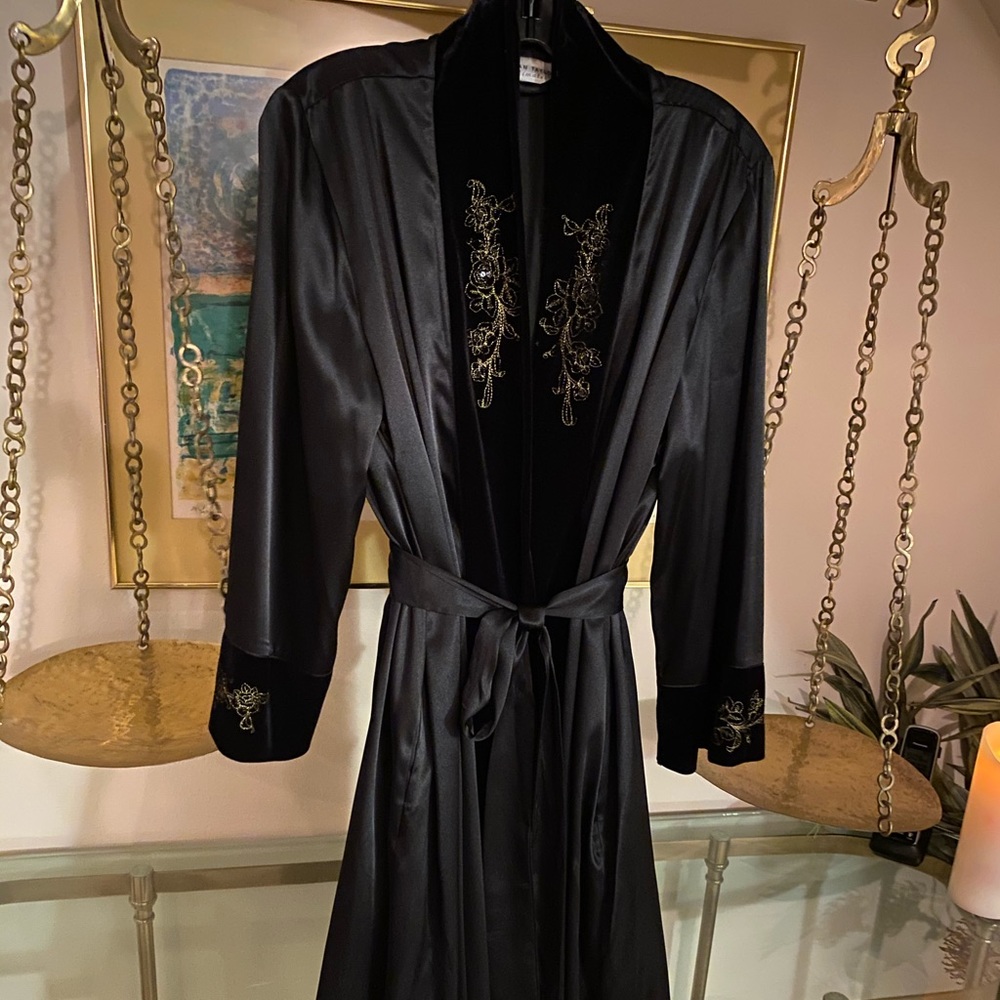 Stunning Morgan Taylor night gown and robe